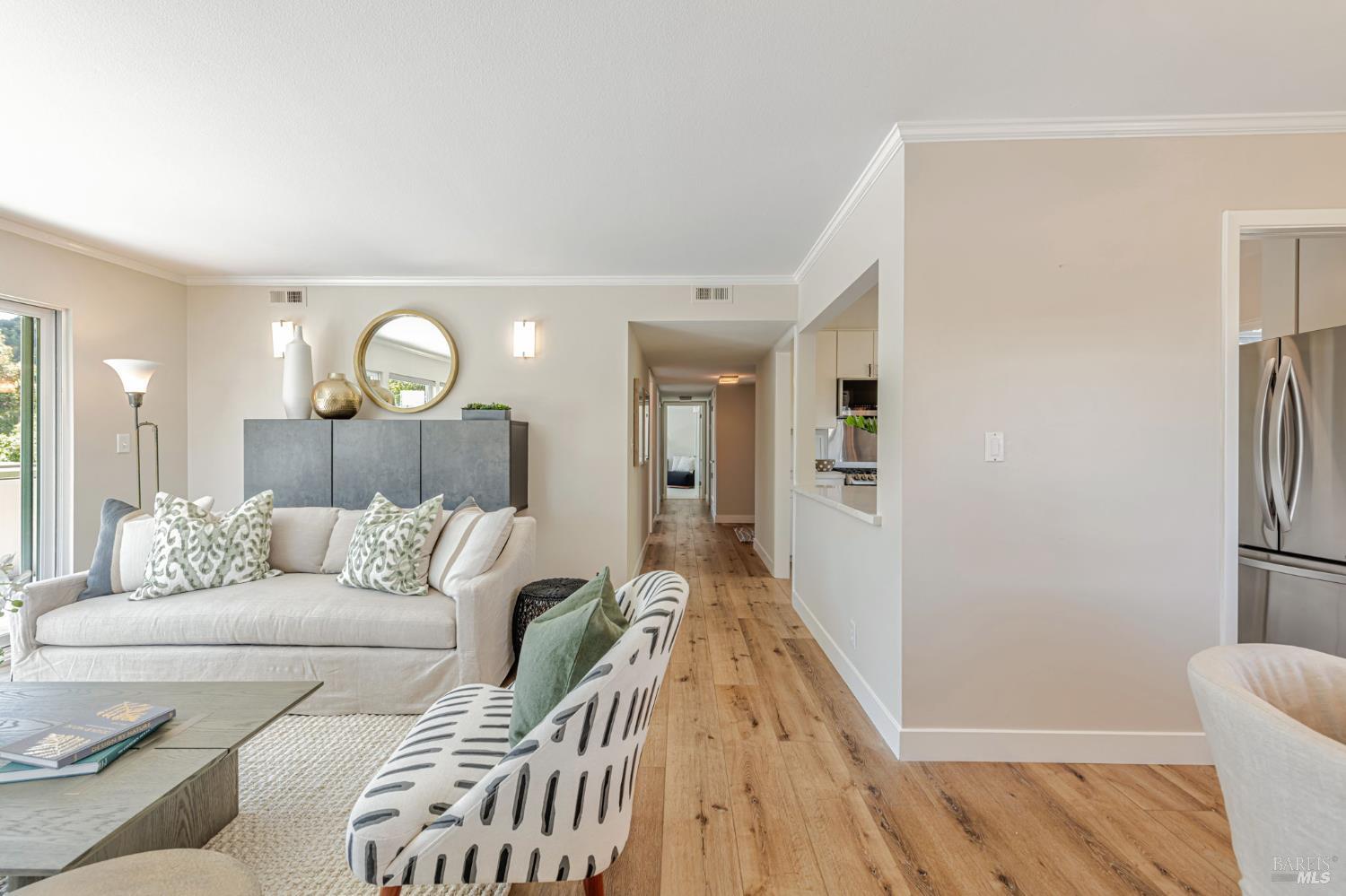 6 Redwood Ave