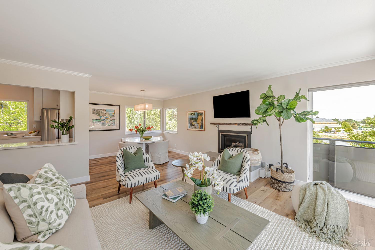 6 Redwood Ave