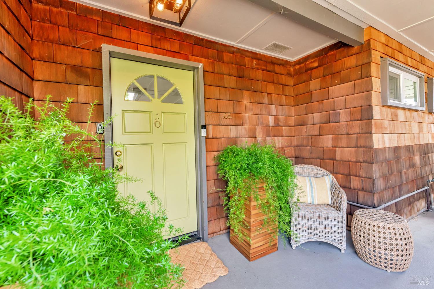 6 Redwood Ave