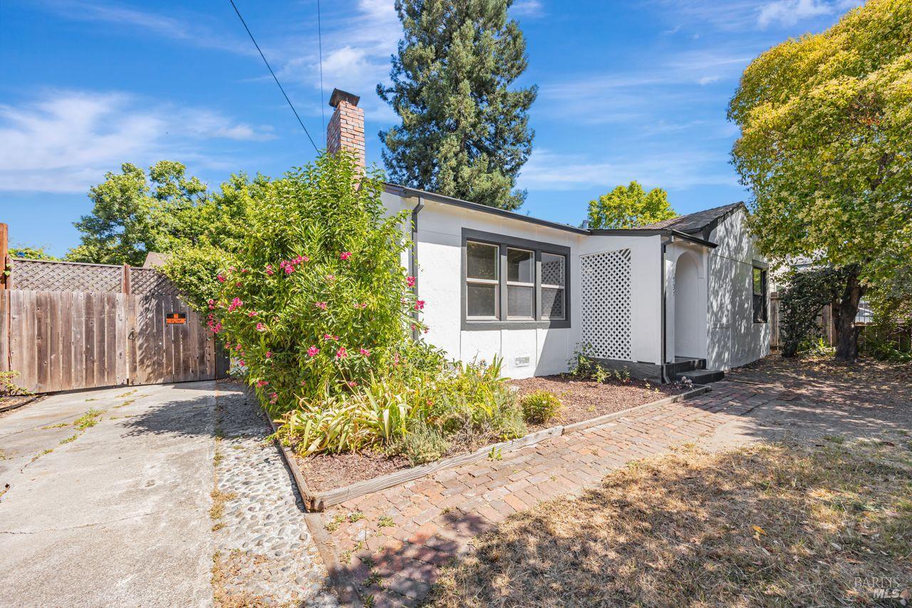 737 Lewis Rd