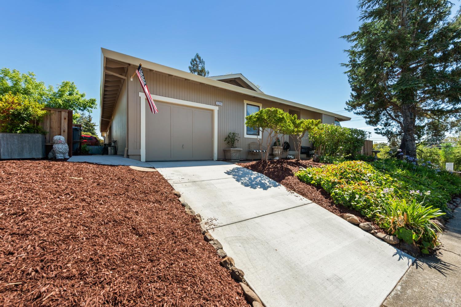 695 Montclair Dr