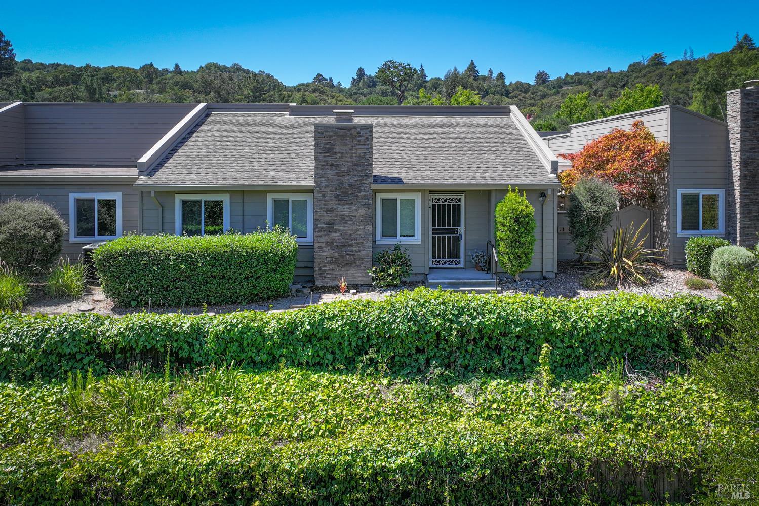 2225 Knolls Dr