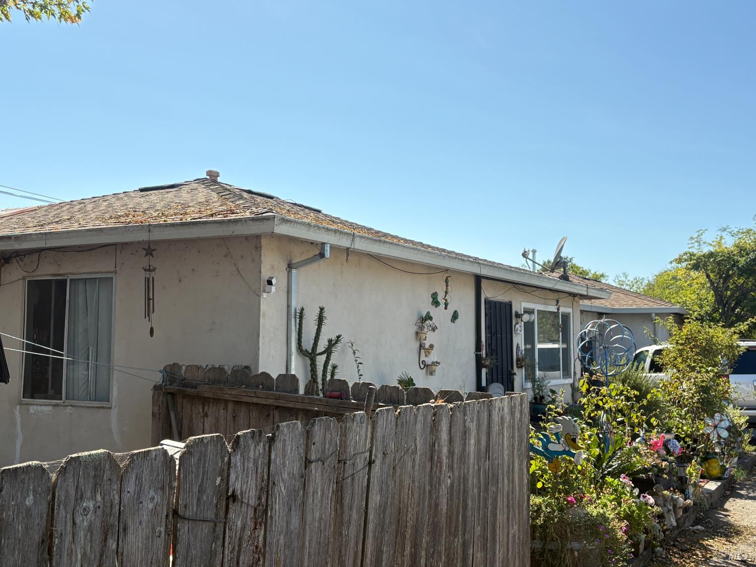 2727-2729 Victoria Dr