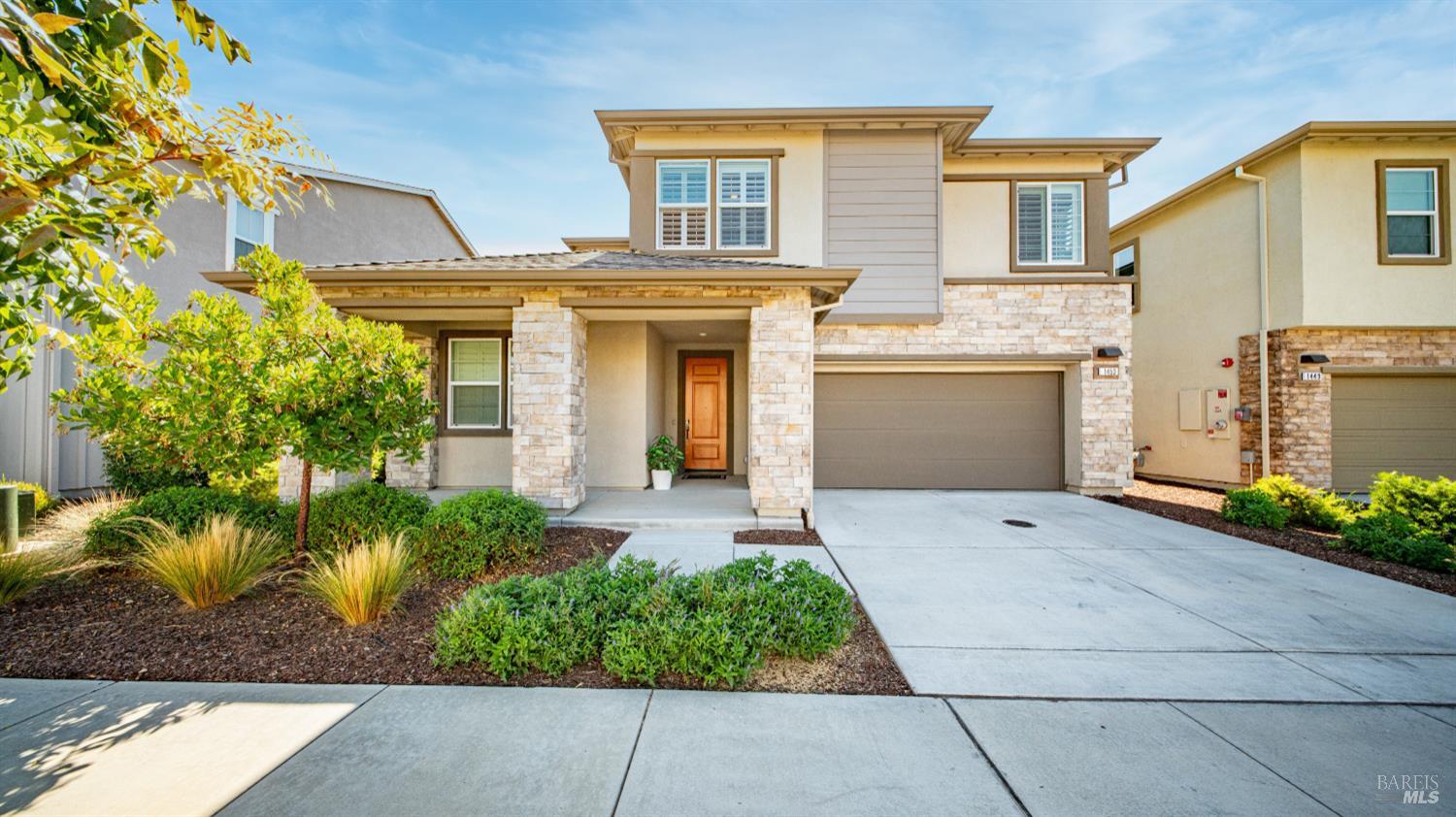 1453 Oak Circle
