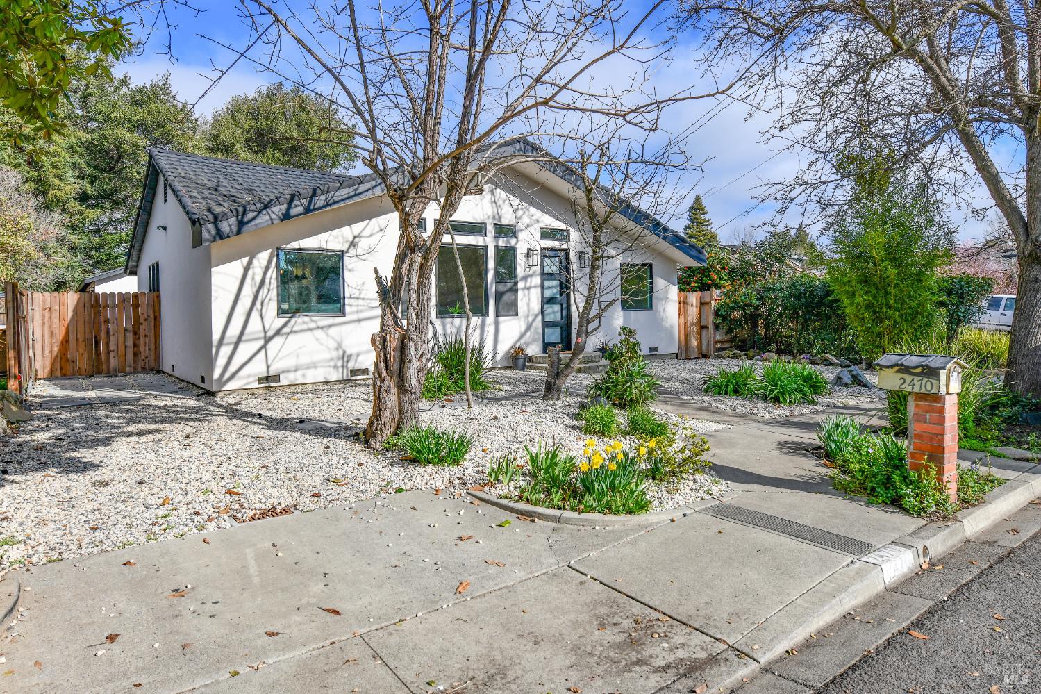 2470 W Pueblo Avenue