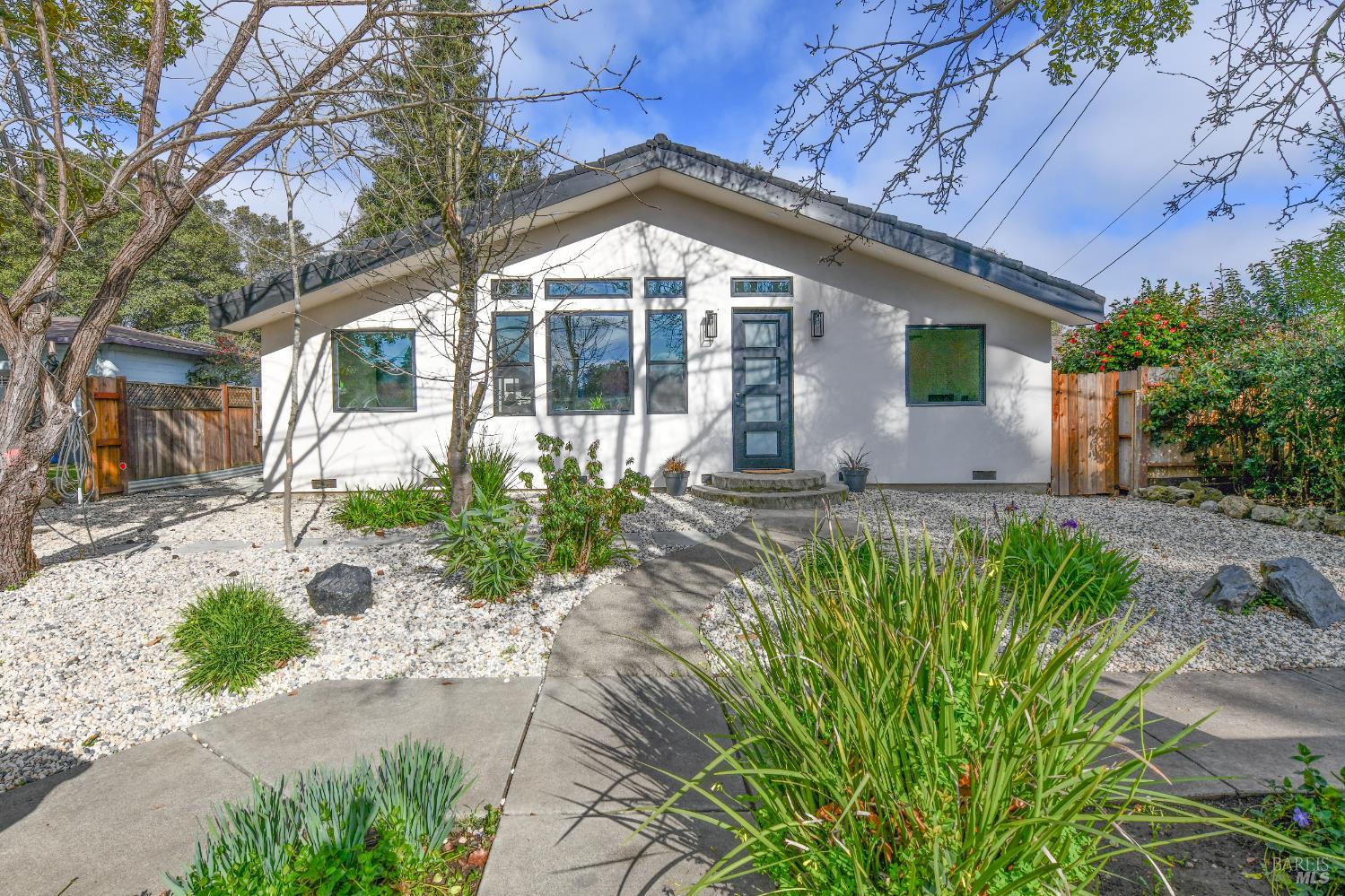 2470 W Pueblo Avenue