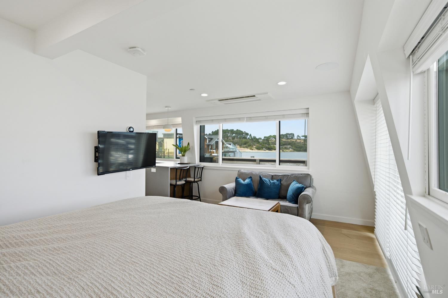 11 Commodore Marina