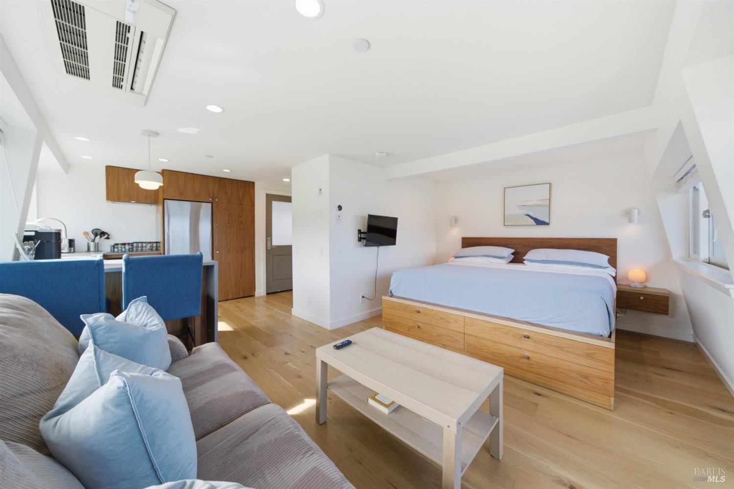 11 Commodore Marina