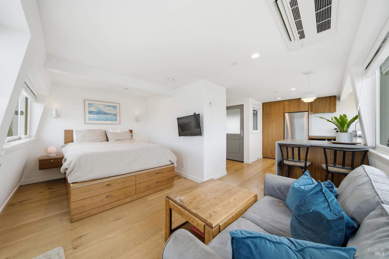 11 Commodore Marina