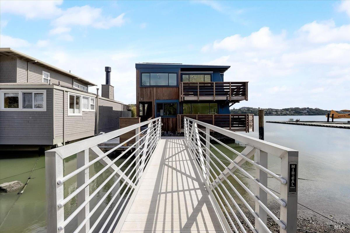 11 Commodore Marina