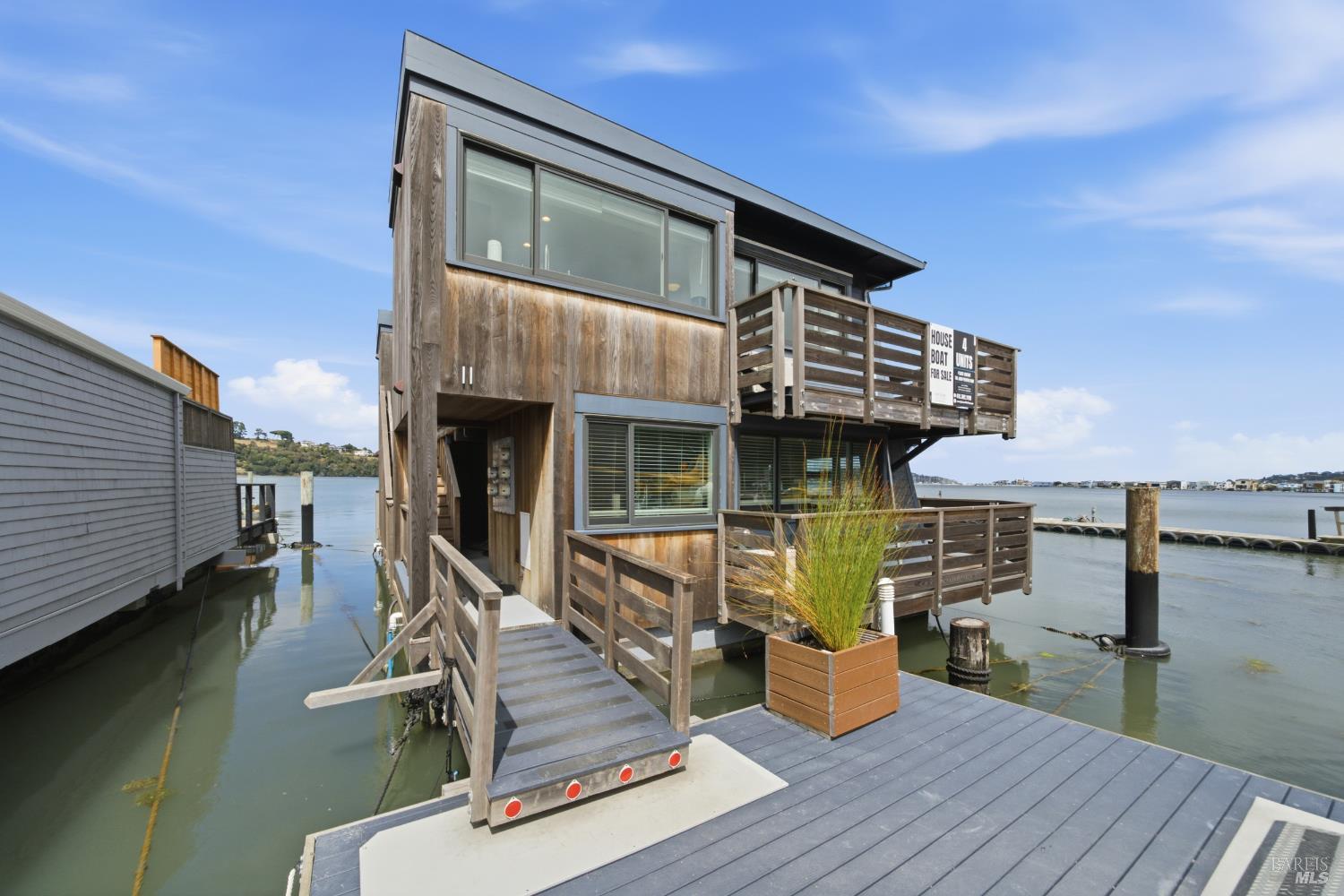 11 Commodore Marina