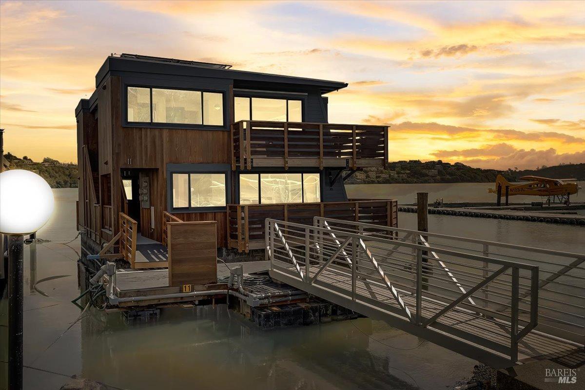 11 Commodore Marina