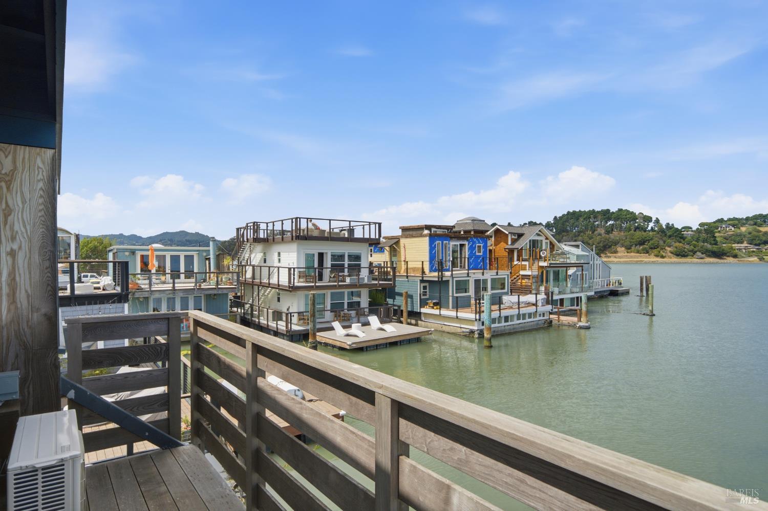 11 Commodore Marina