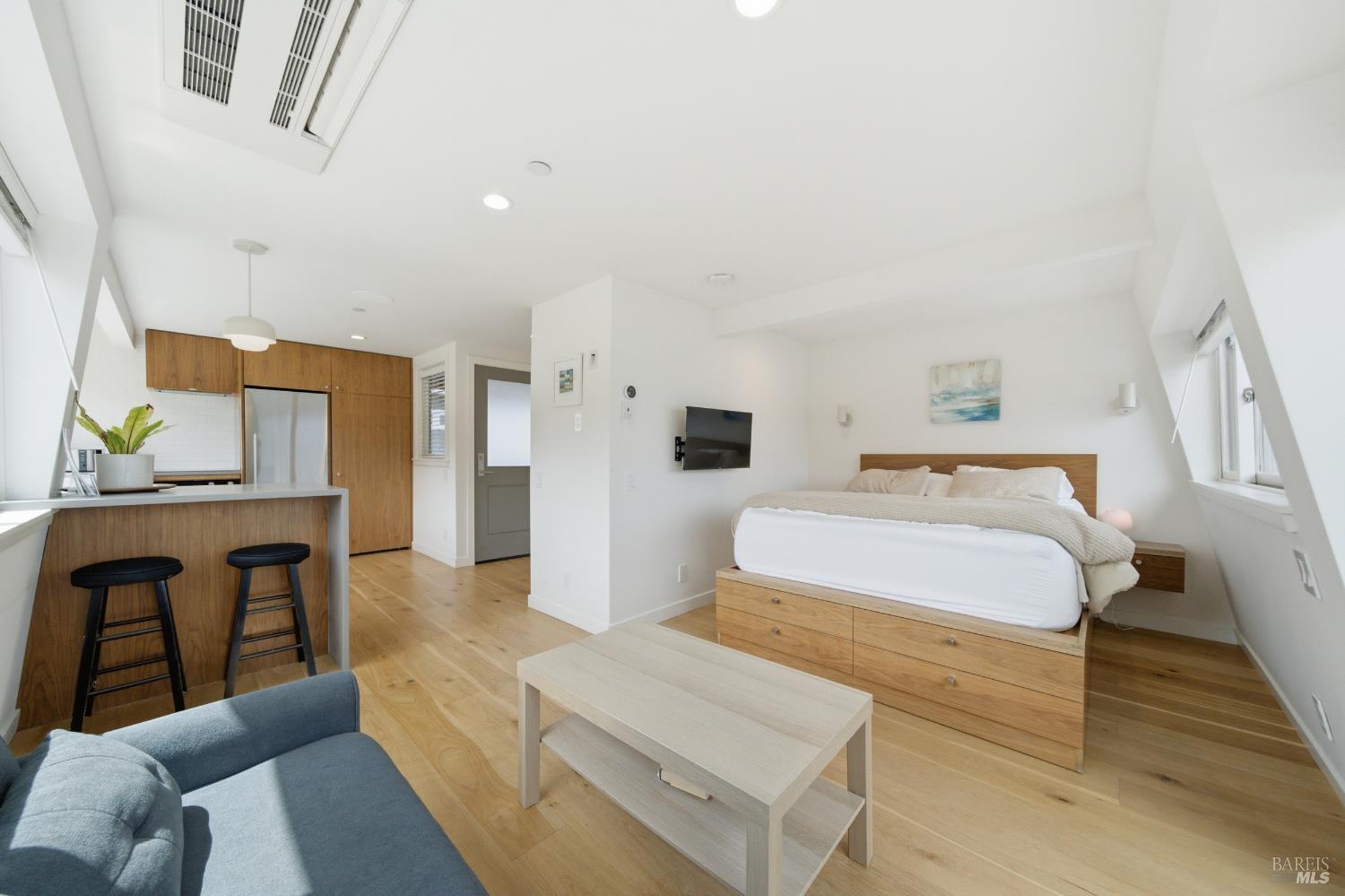 11 Commodore Marina