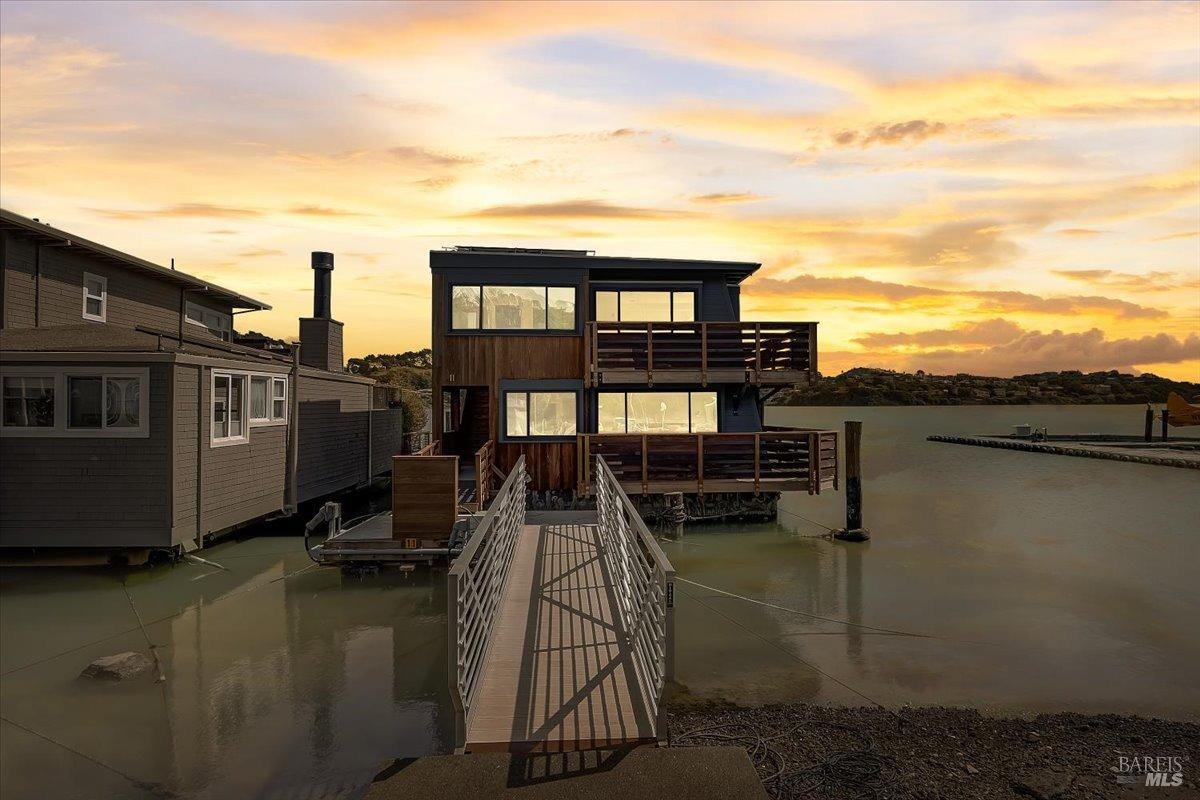 11 Commodore Marina