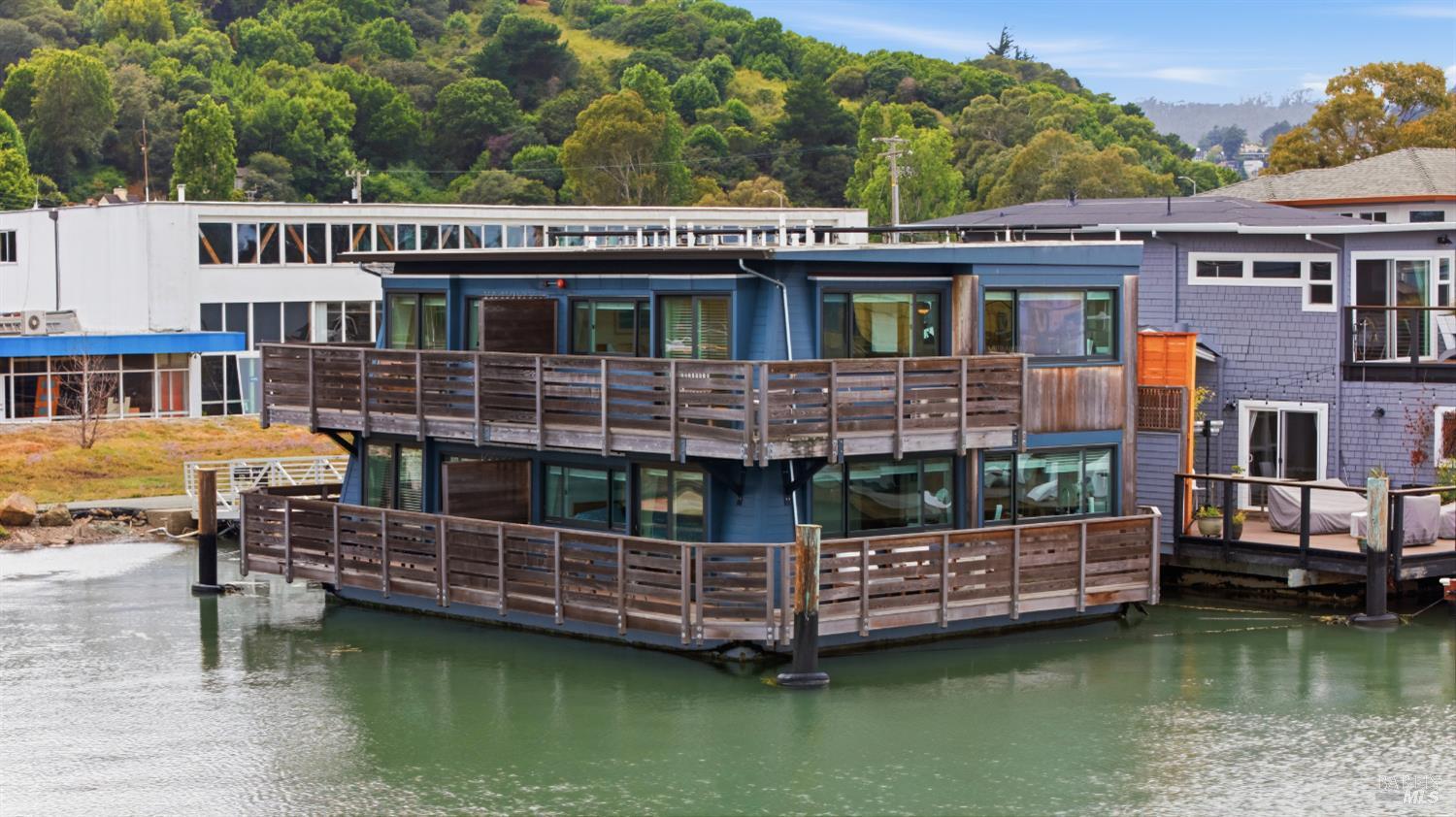 11 Commodore Marina