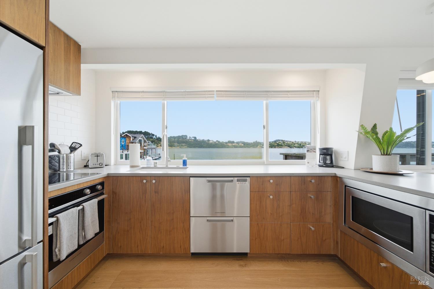 11 Commodore Marina