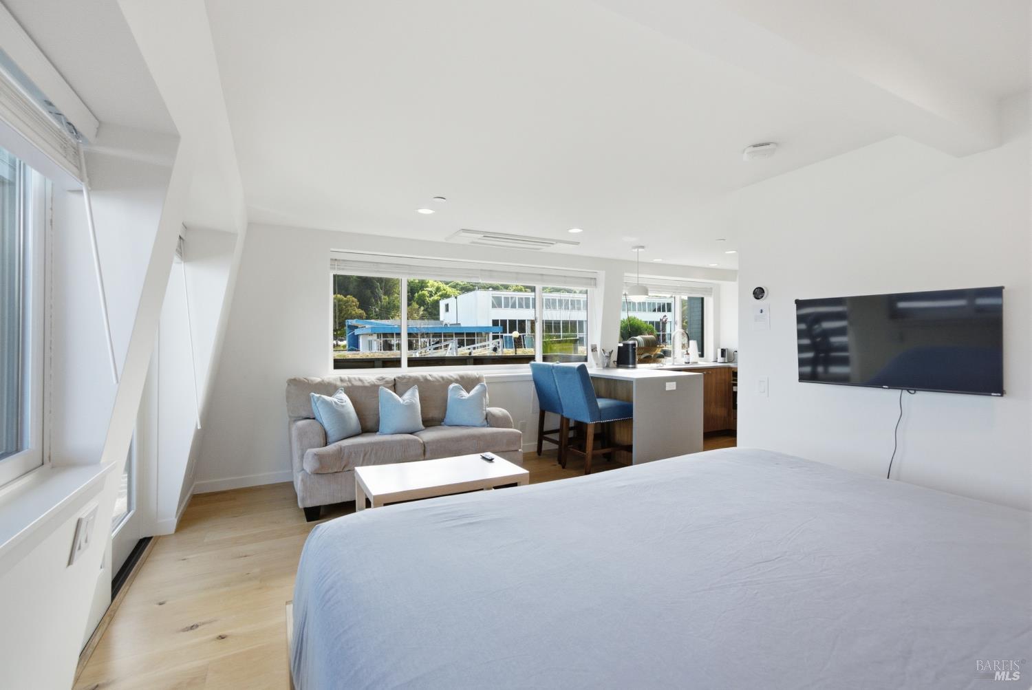 11 Commodore Marina