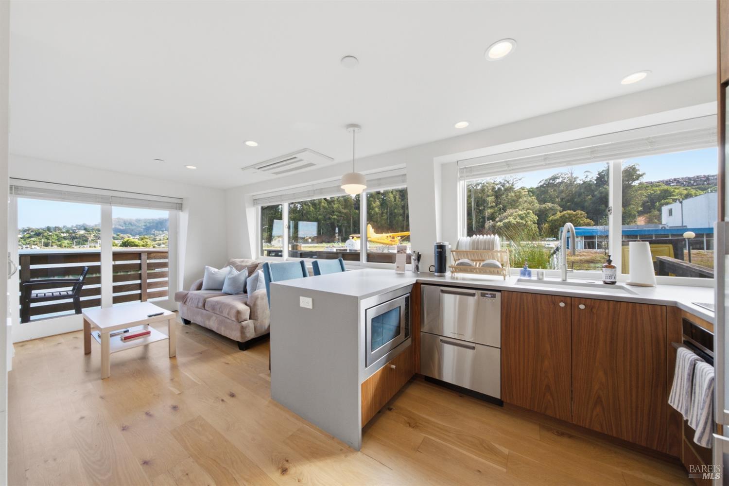 11 Commodore Marina
