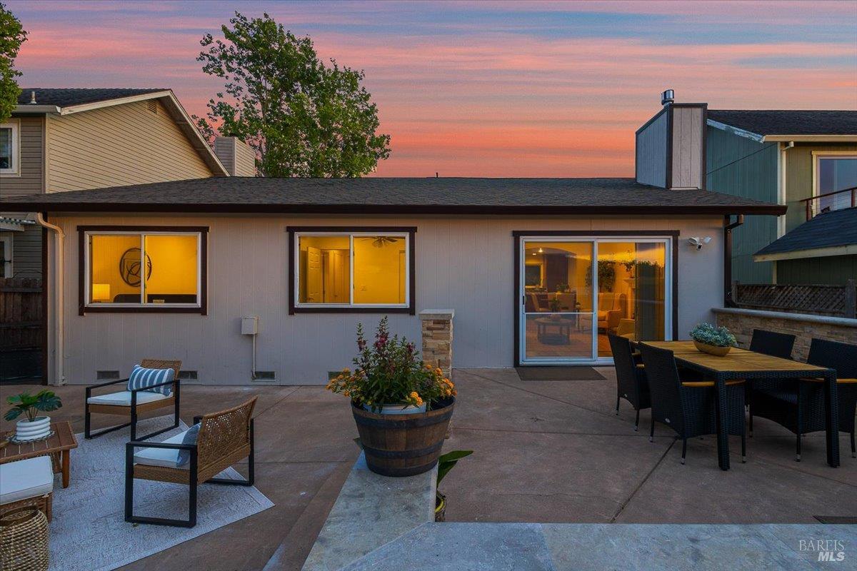 1588 Gladstone Way