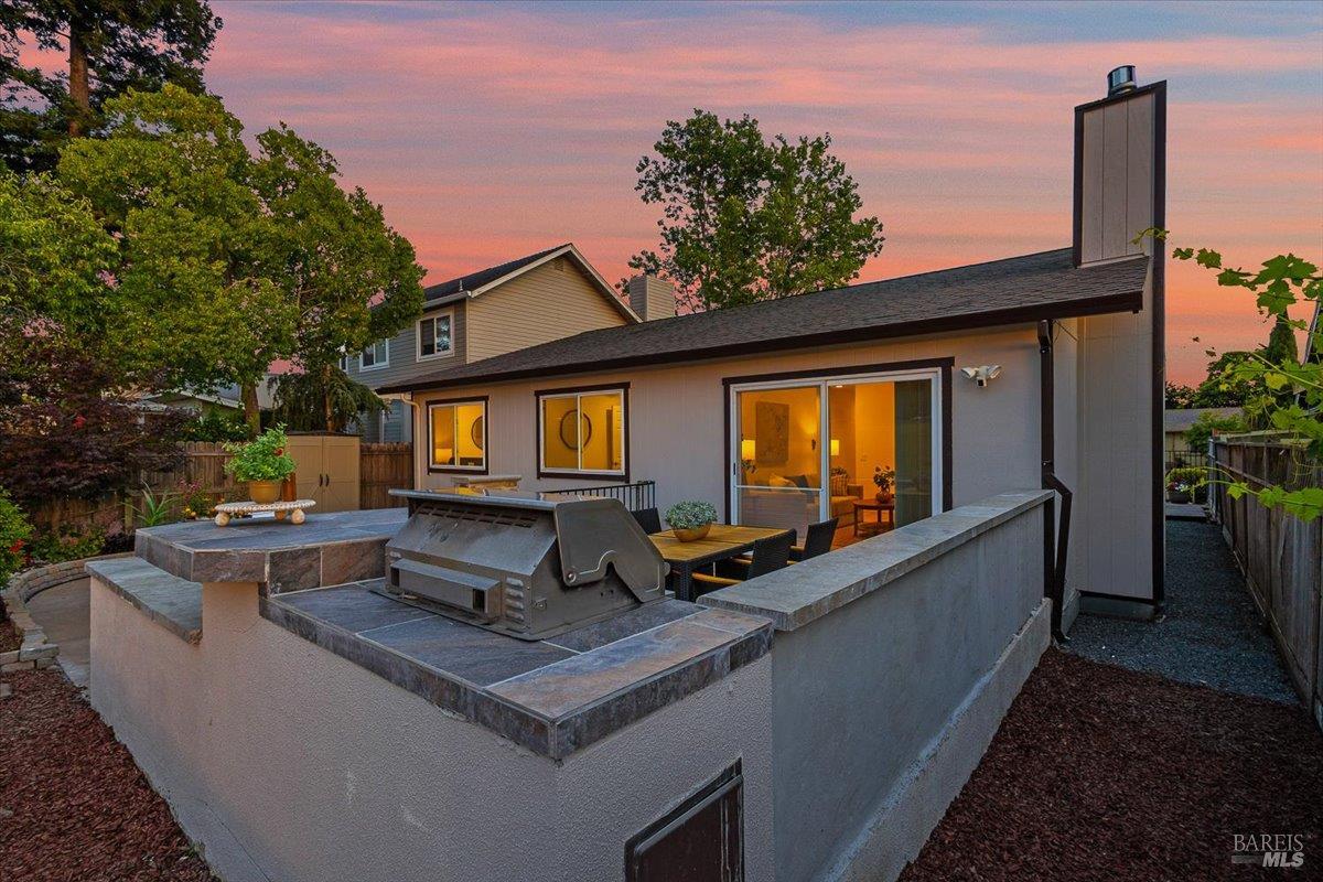 1588 Gladstone Way