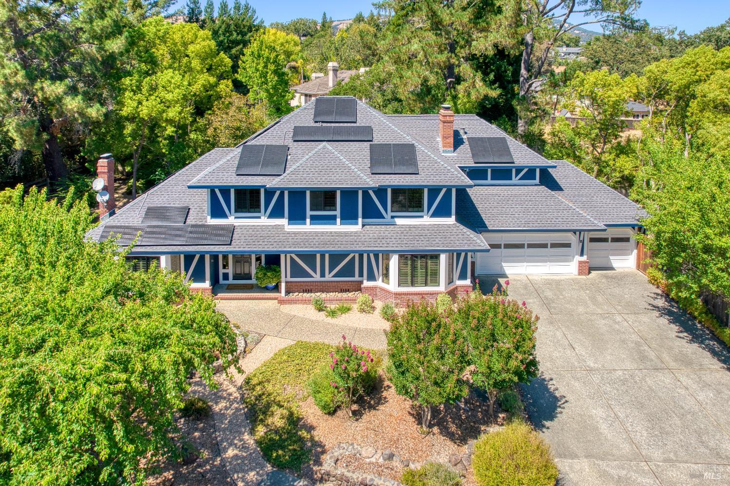 8 Racquet Court