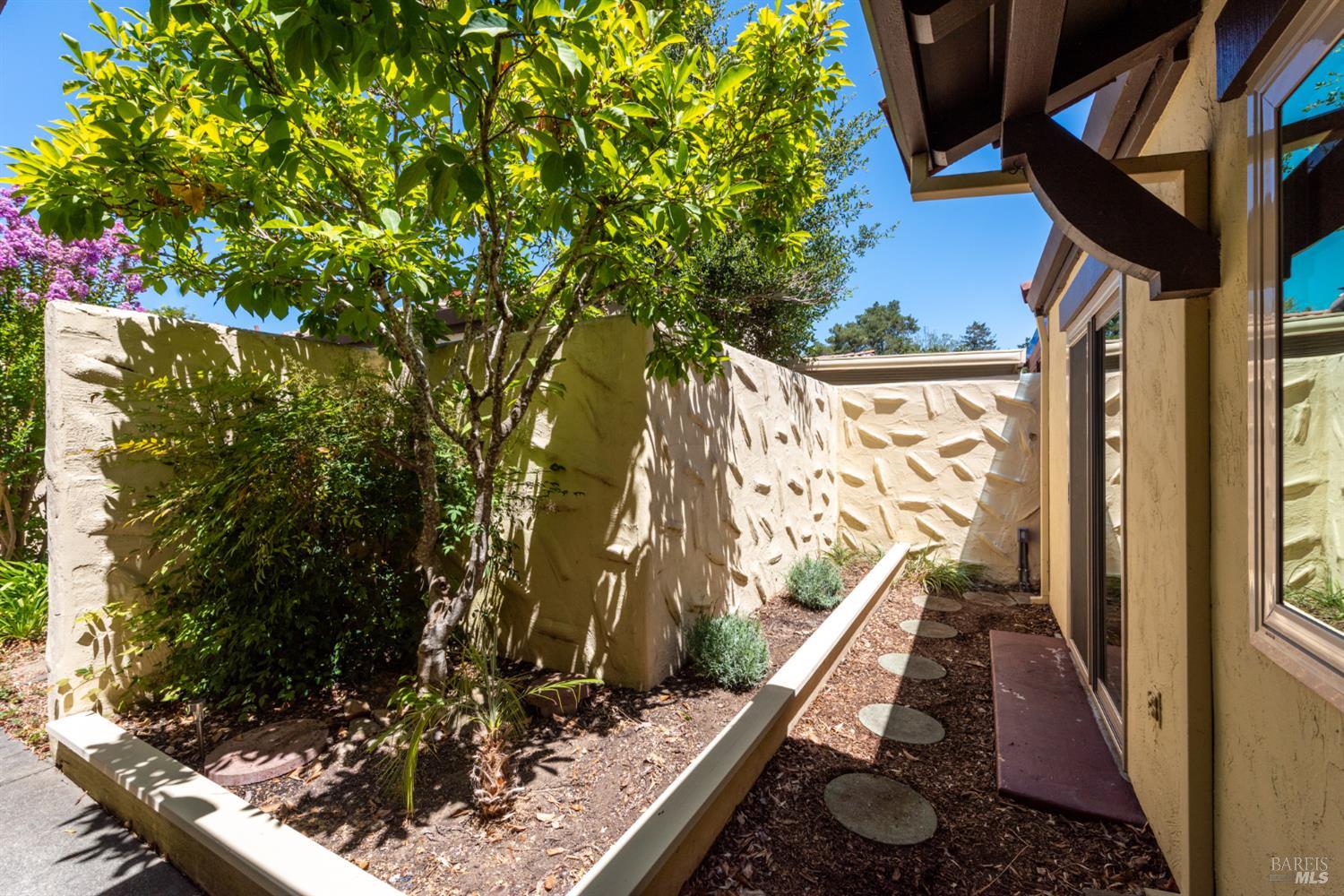 806 Shady Oak Drive