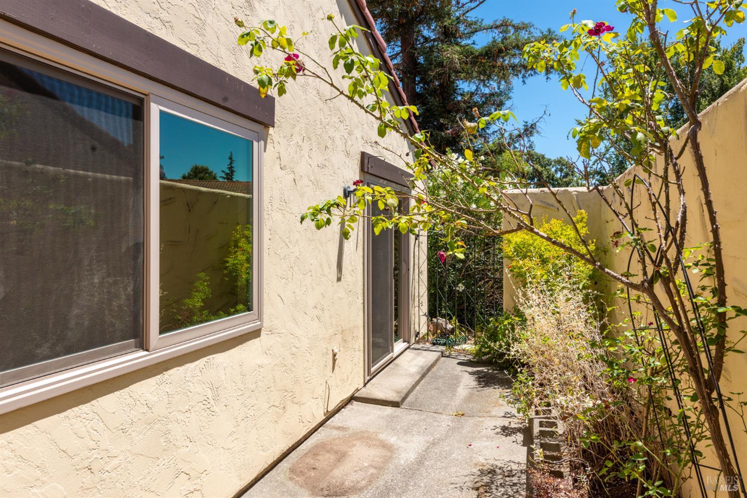 806 Shady Oak Drive