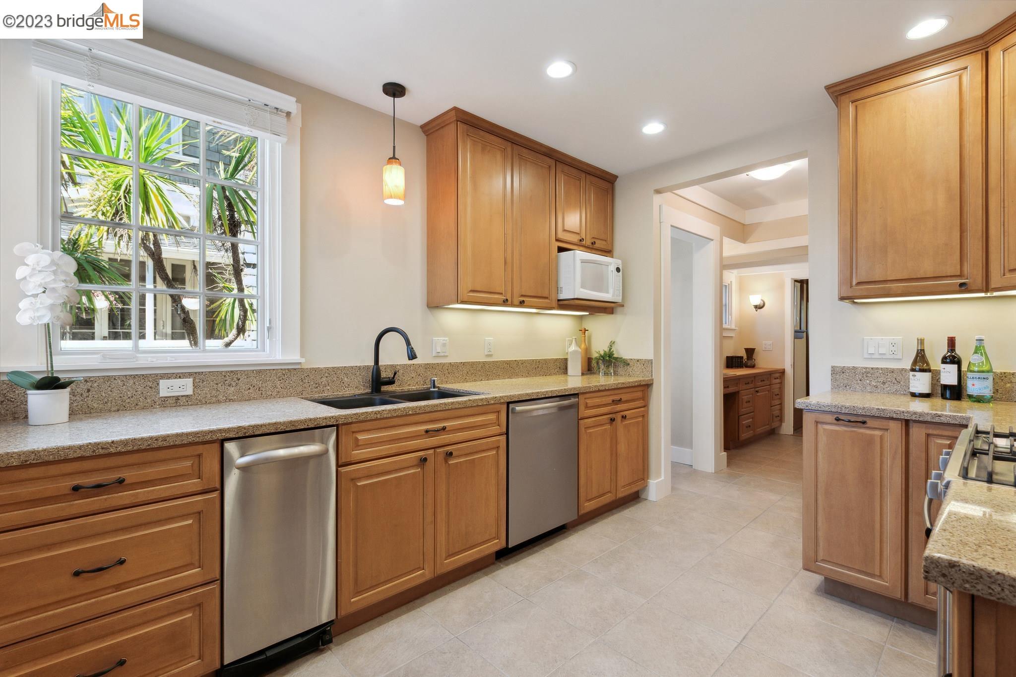 121 Hillside Ave