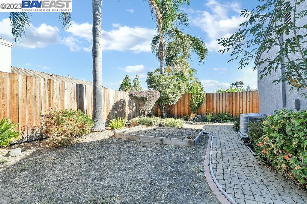 5419 Lakespring Dr