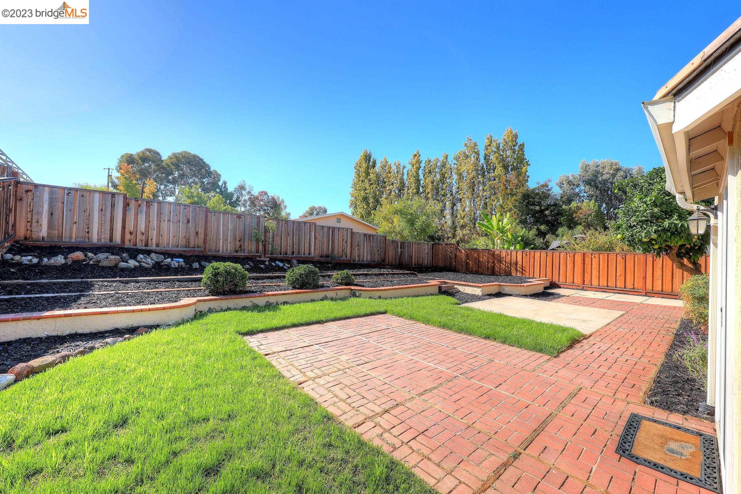 1911 Hemlock Dr
