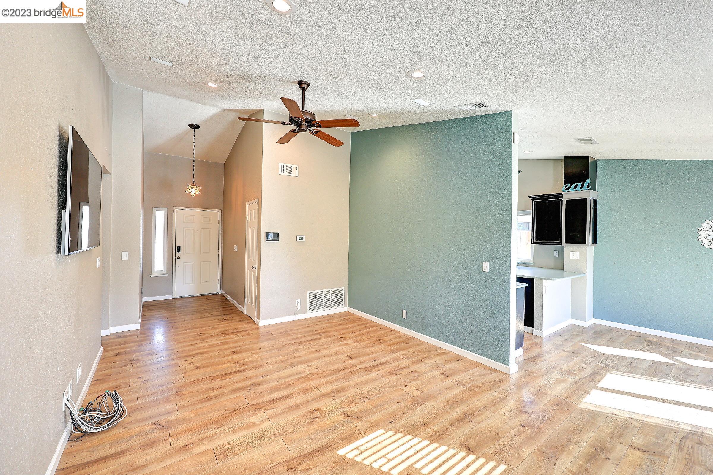 1911 Hemlock Dr