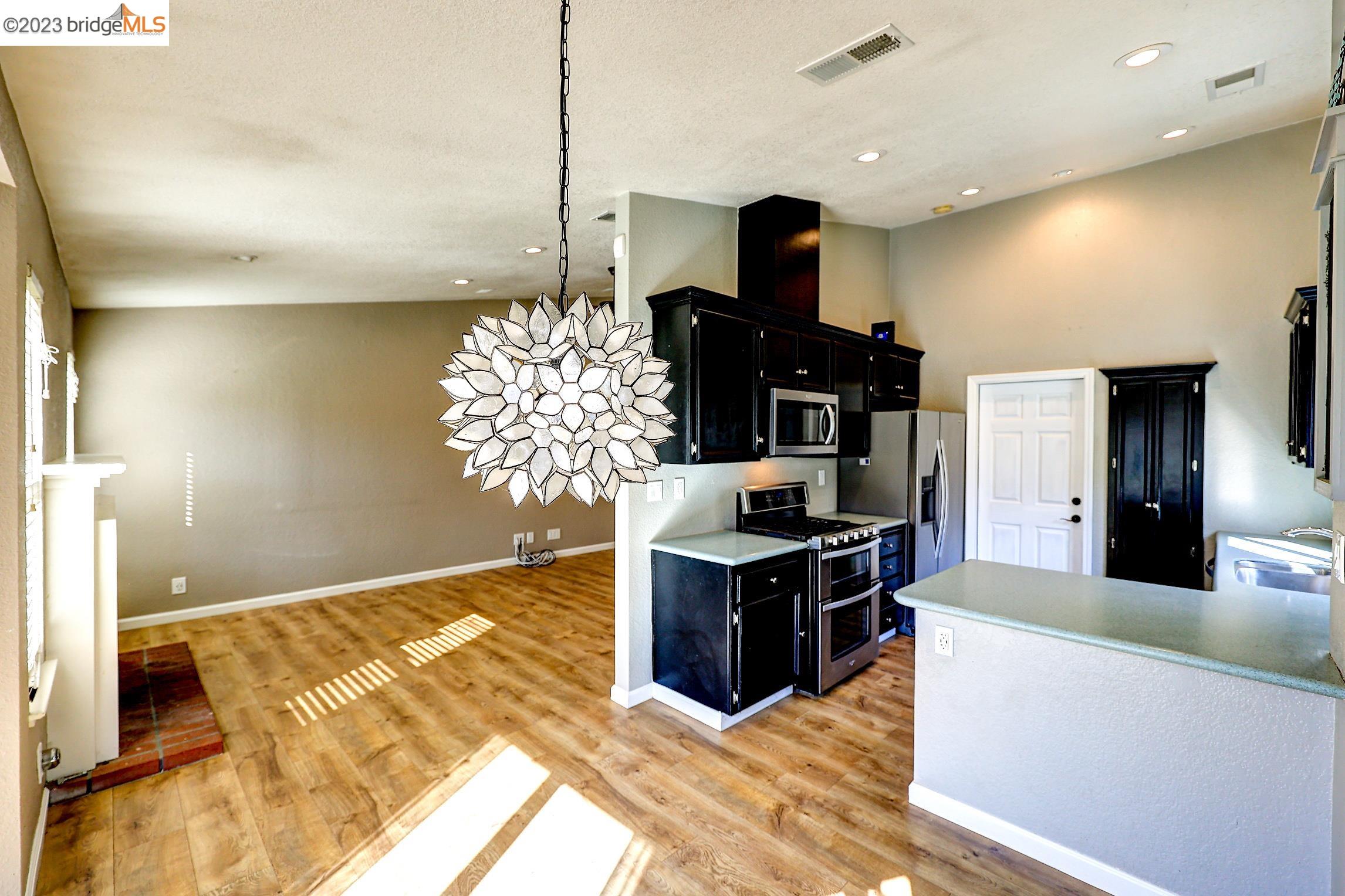 1911 Hemlock Dr