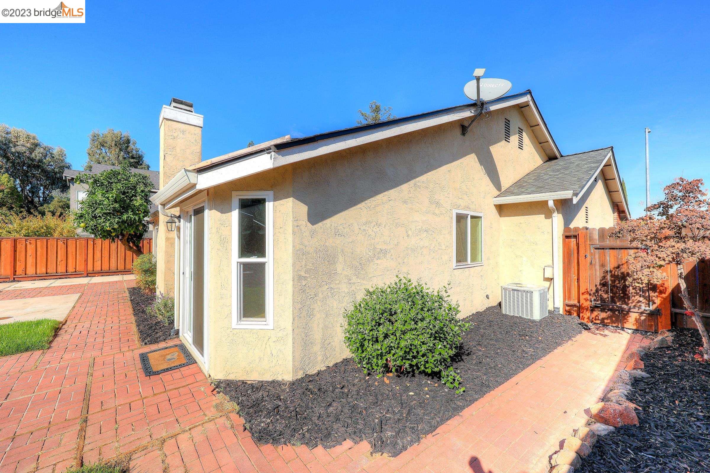 1911 Hemlock Dr