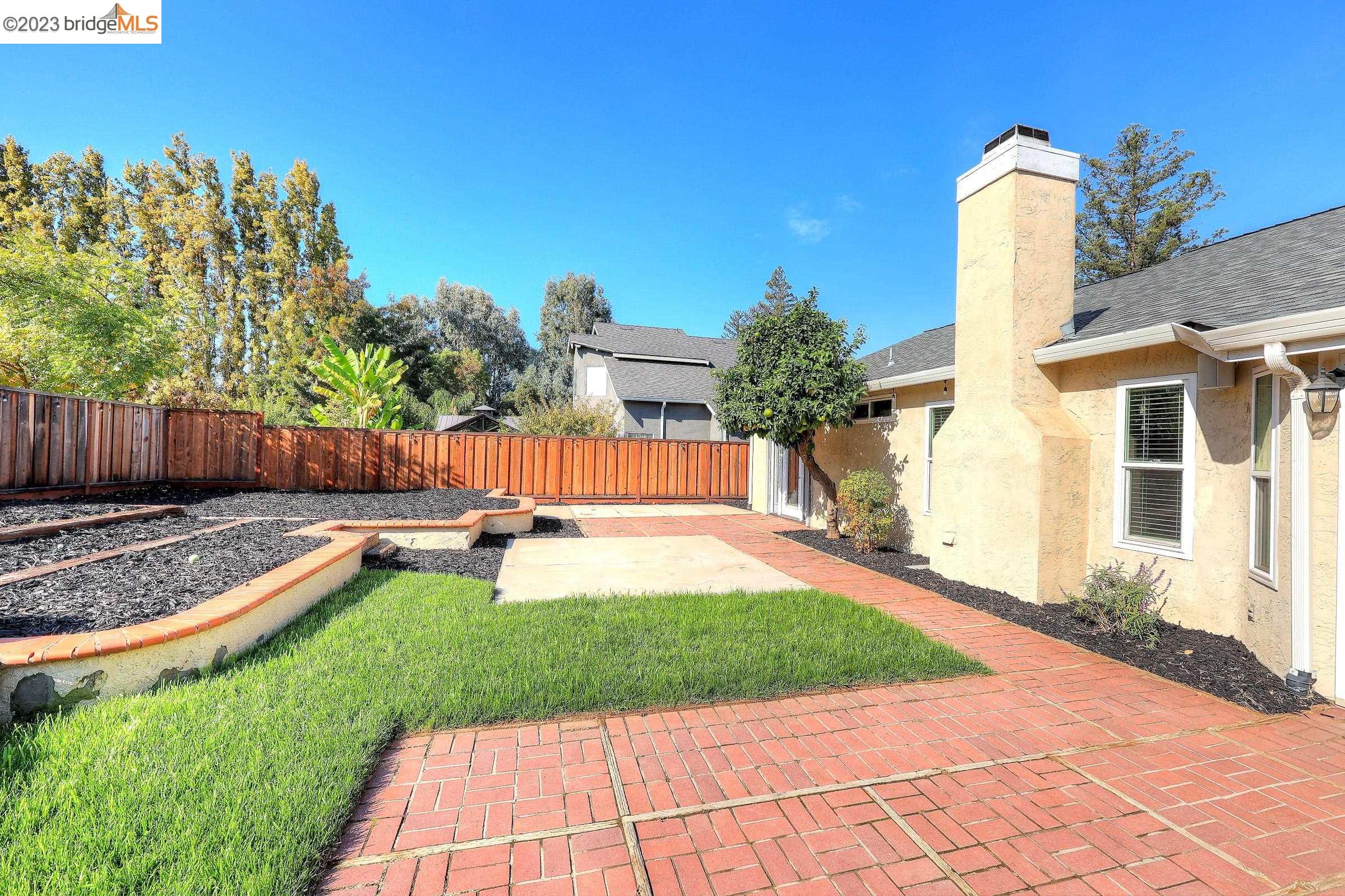 1911 Hemlock Dr