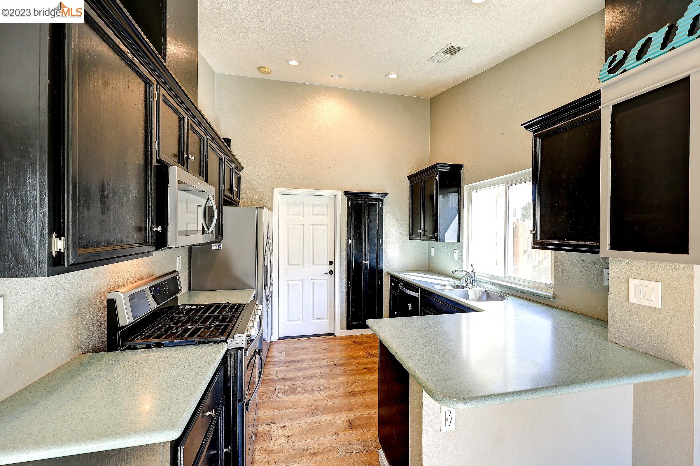 1911 Hemlock Dr