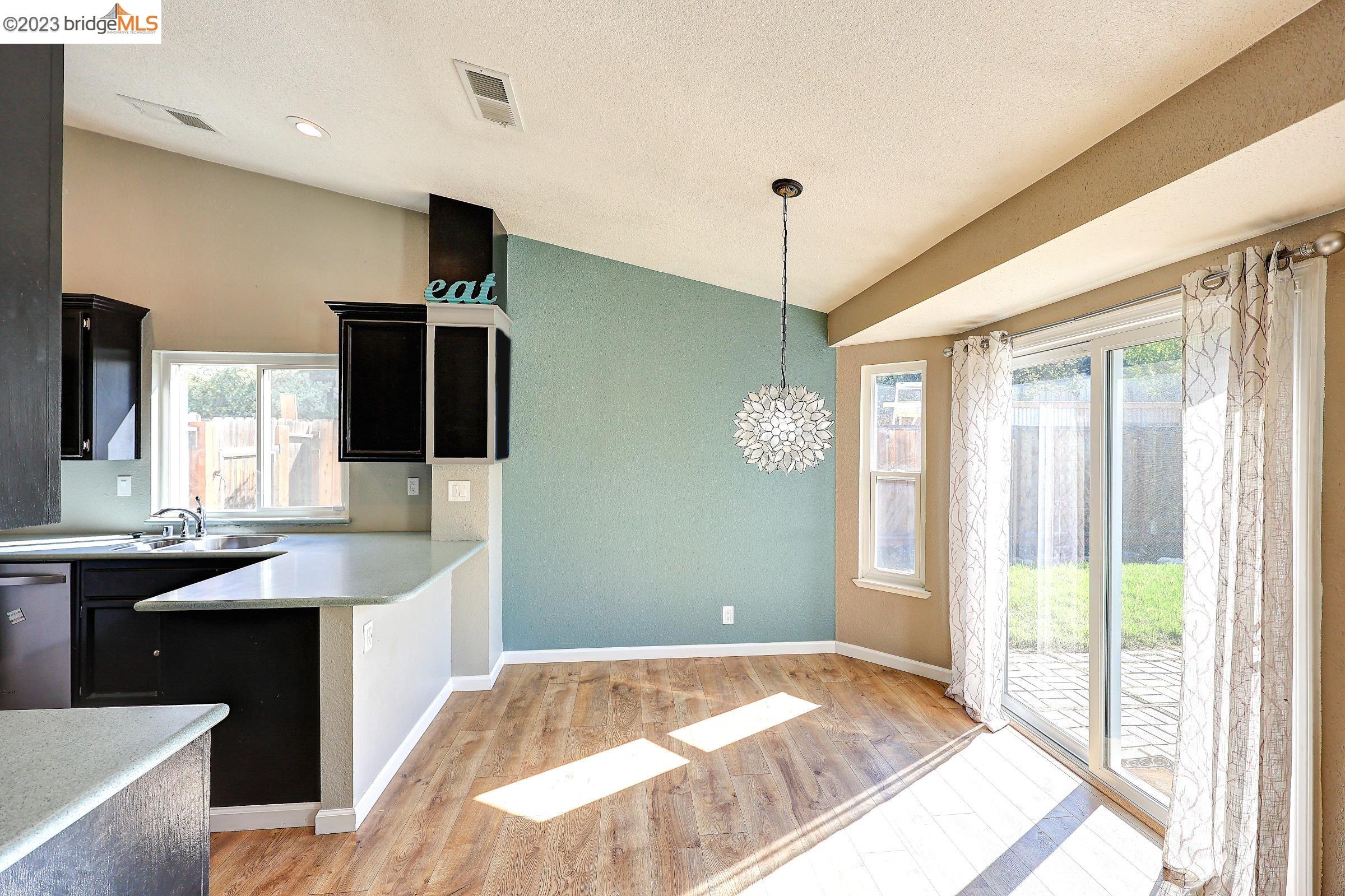 1911 Hemlock Dr