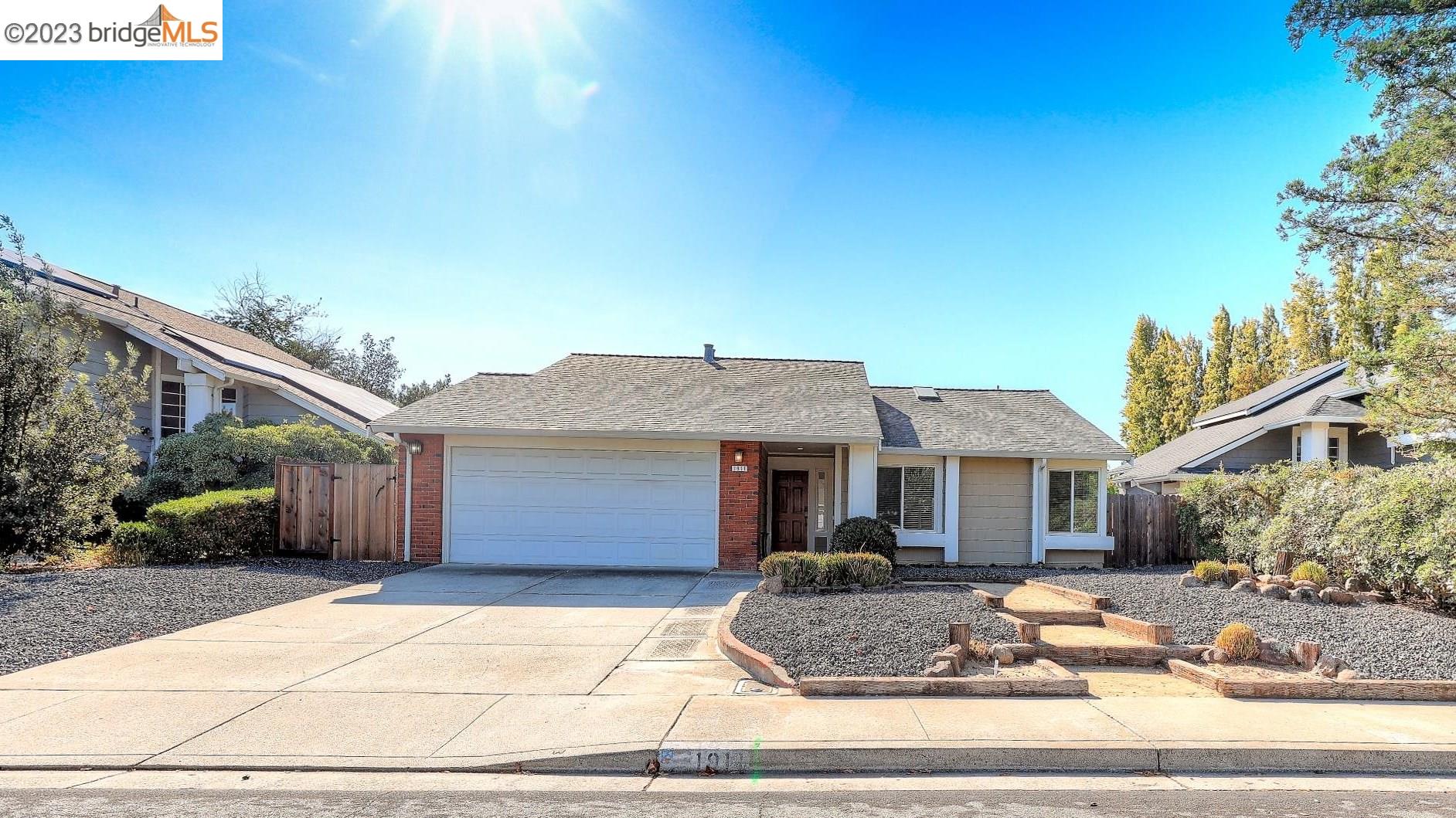 1911 Hemlock Dr