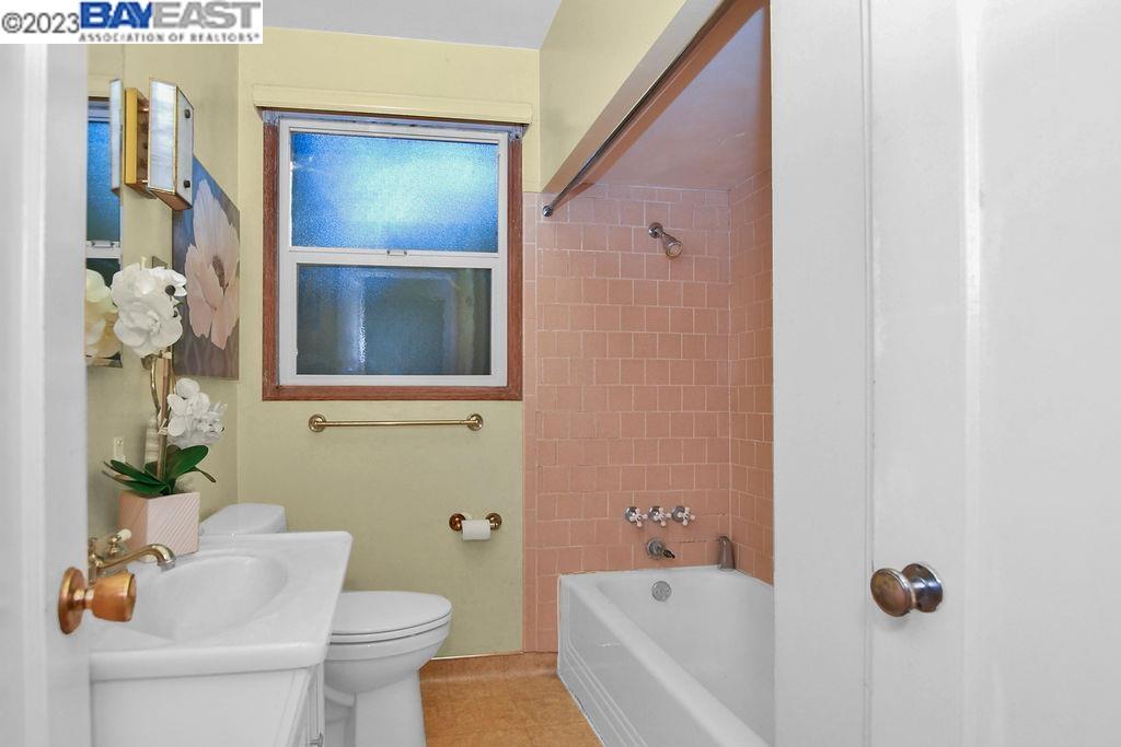 524 1St St