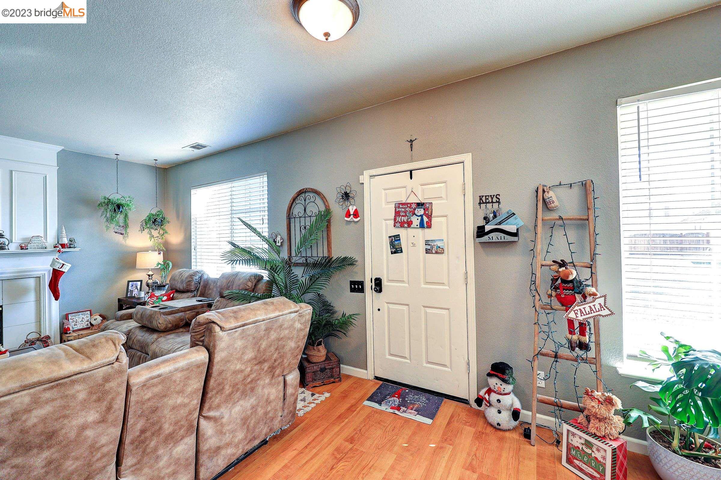 351 Chaucer Dr