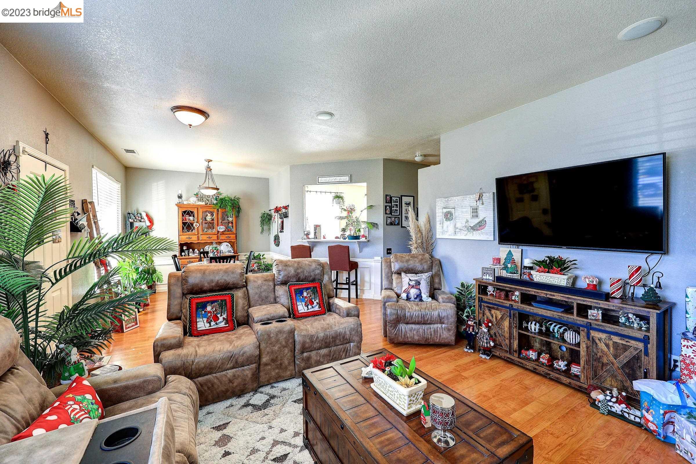 351 Chaucer Dr