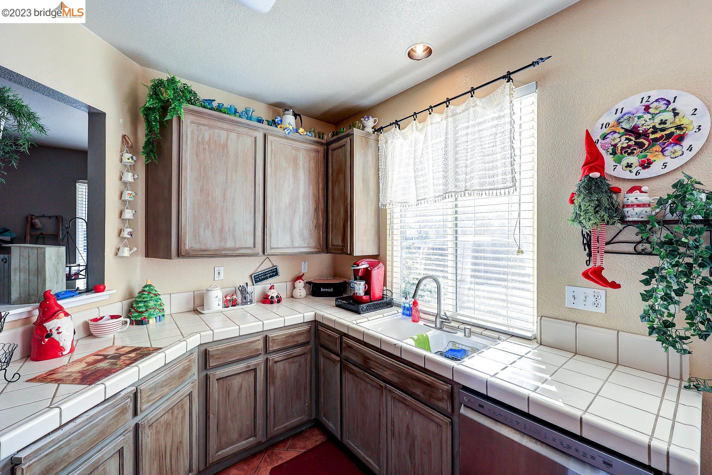 351 Chaucer Dr