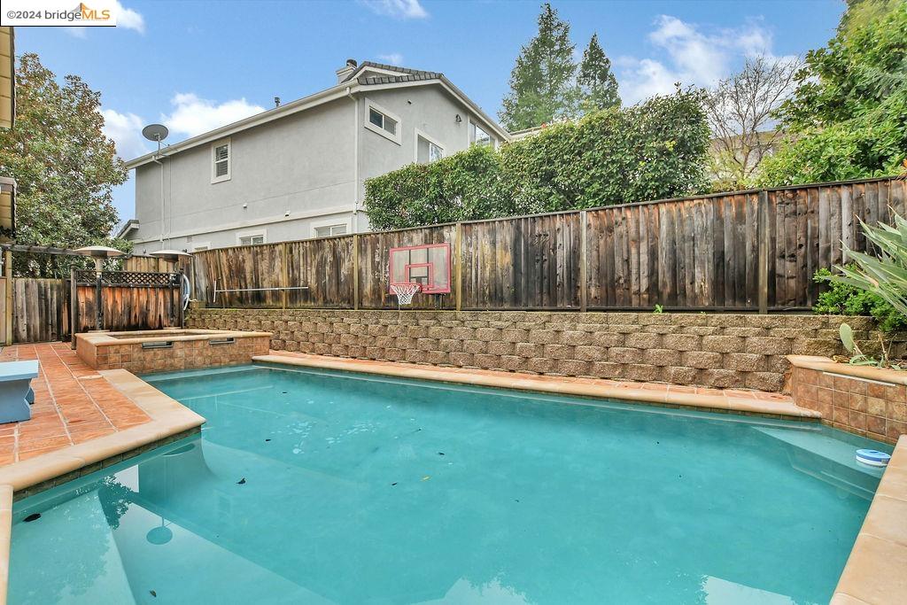 2311 Colonial Ct