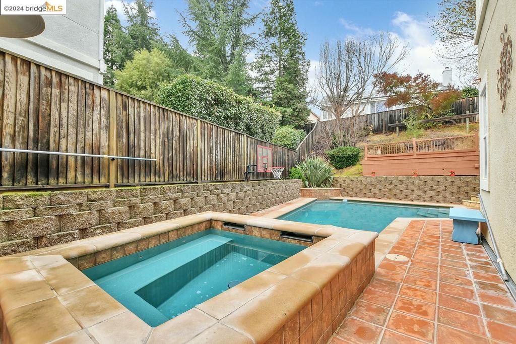 2311 Colonial Ct