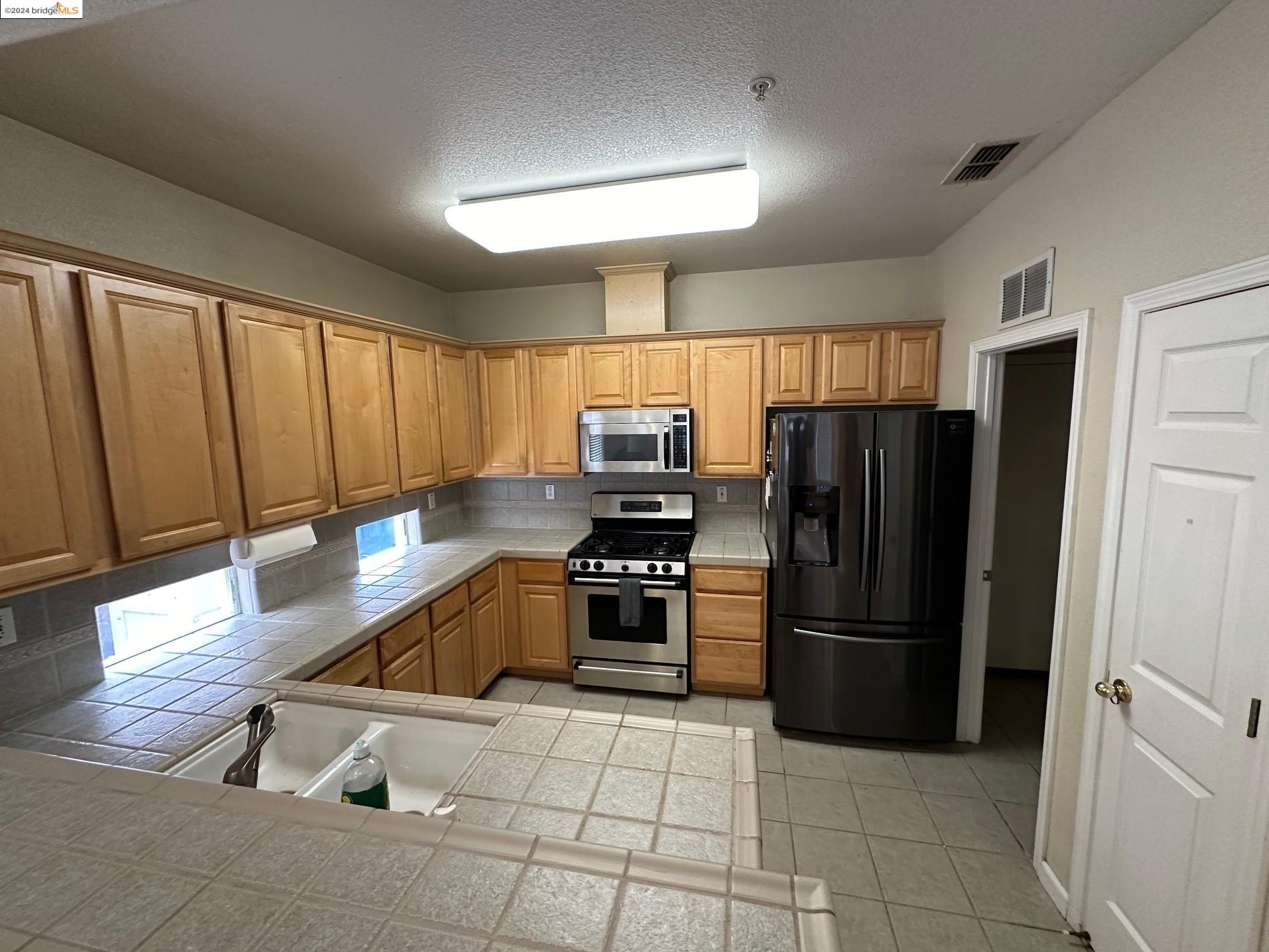 61 Lexington Ct