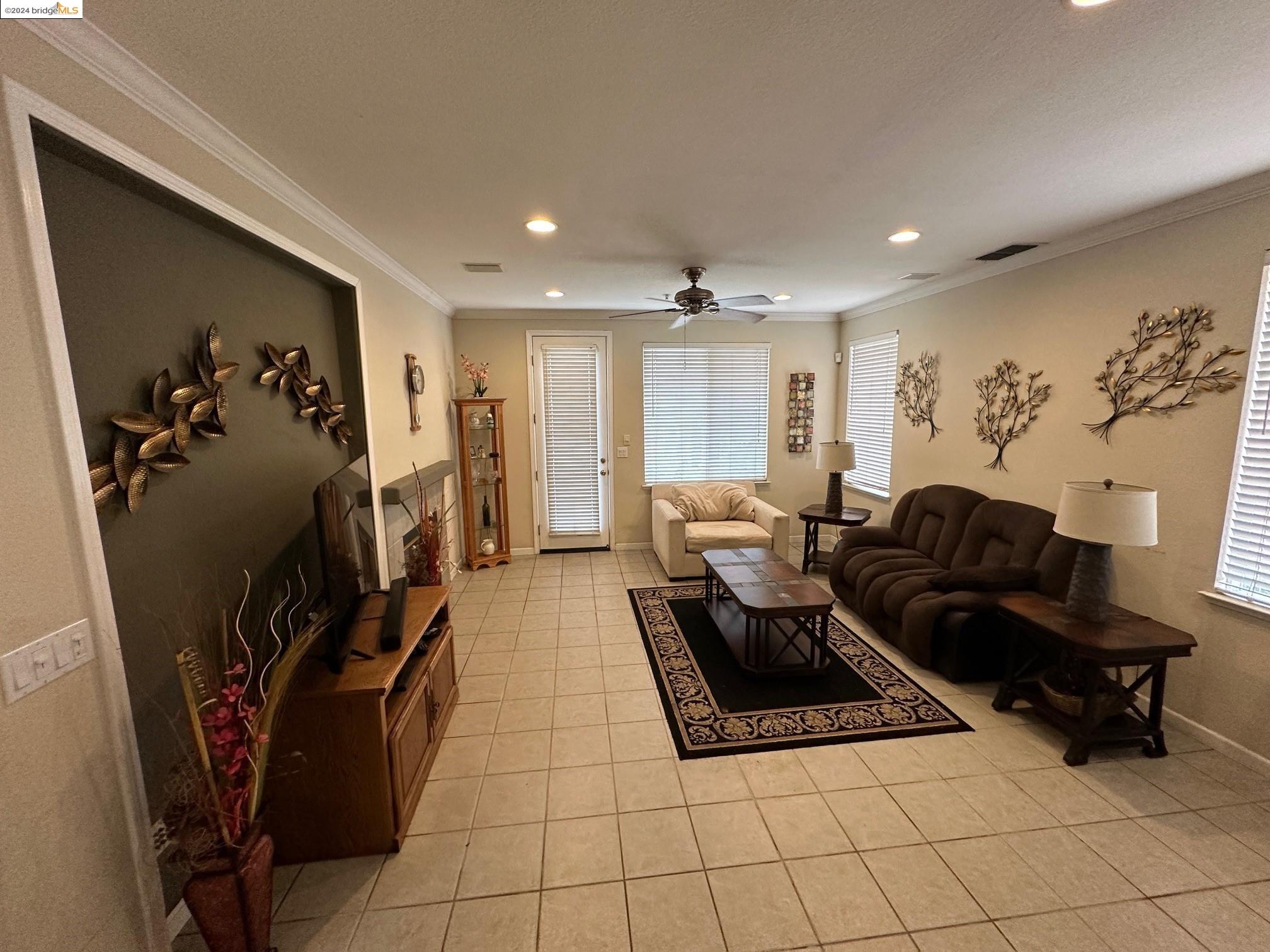61 Lexington Ct