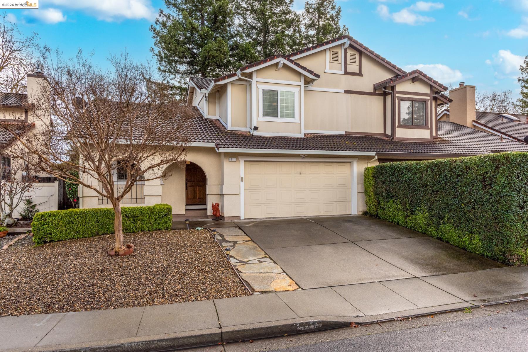 911 Hacienda Cir