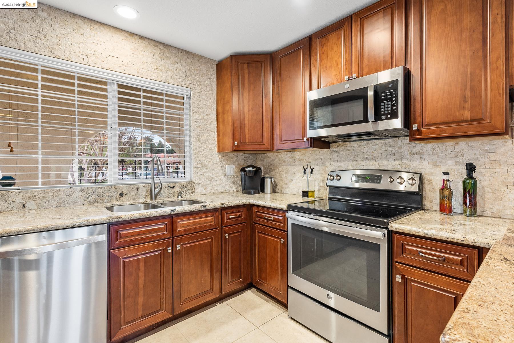 911 Hacienda Cir