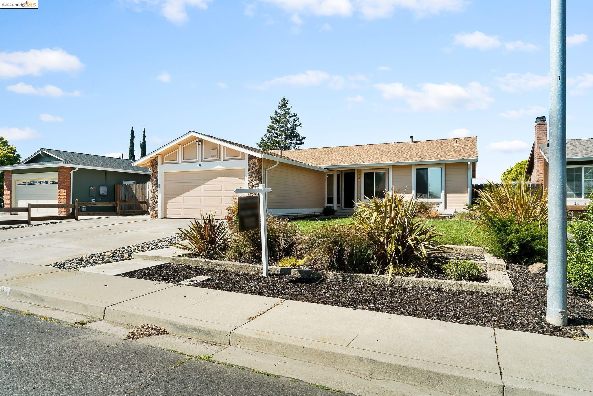 1571 Gamay Cir