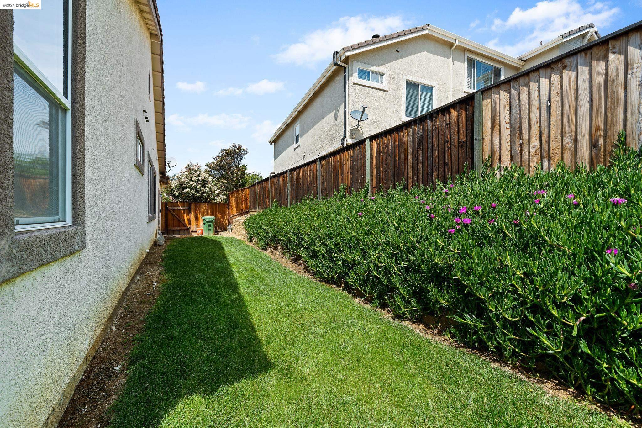 229 W Country Club Dr